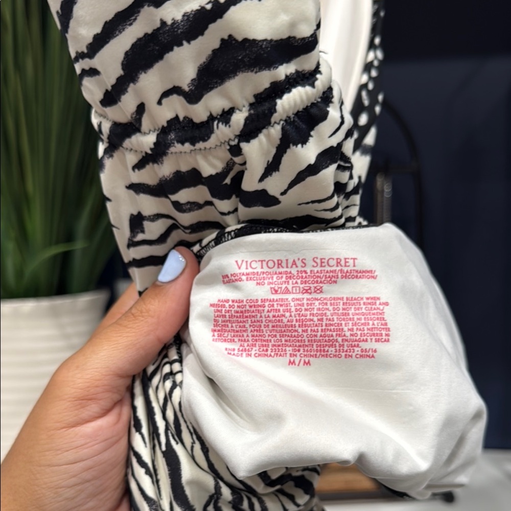 VICTORIA’S SECRET SZ M Zebra Print One Piece Swimsuit - Picture 8 of 8